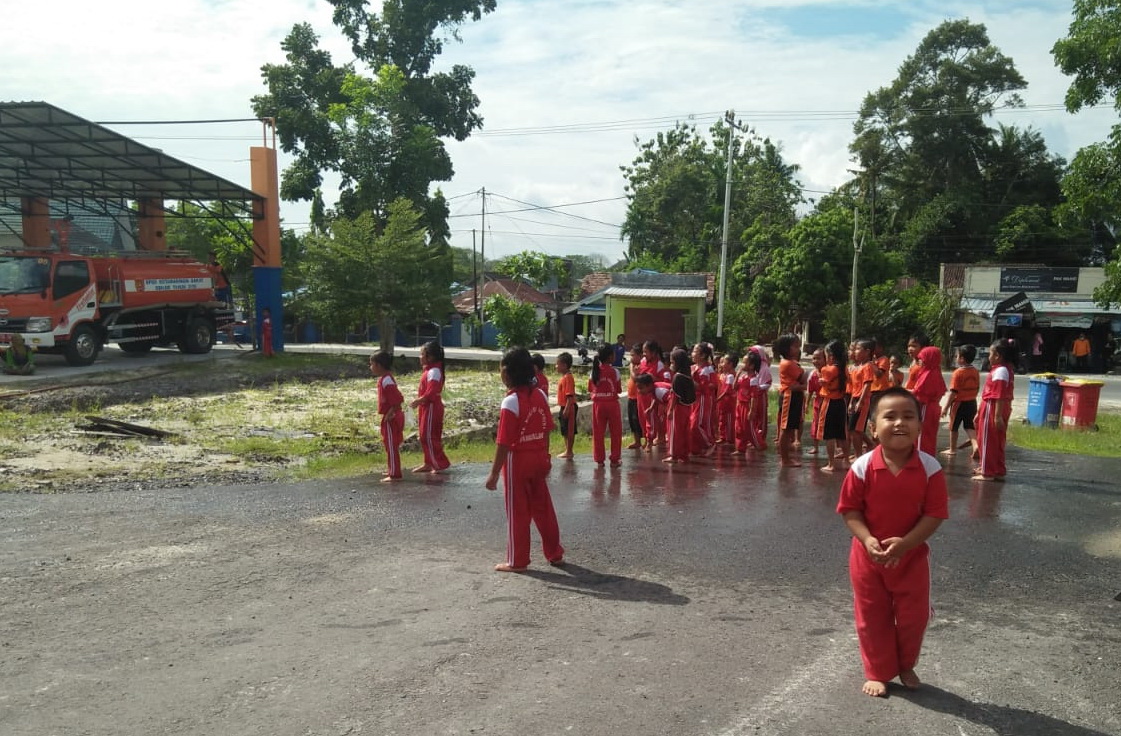 menikmati sisa air pemadaman