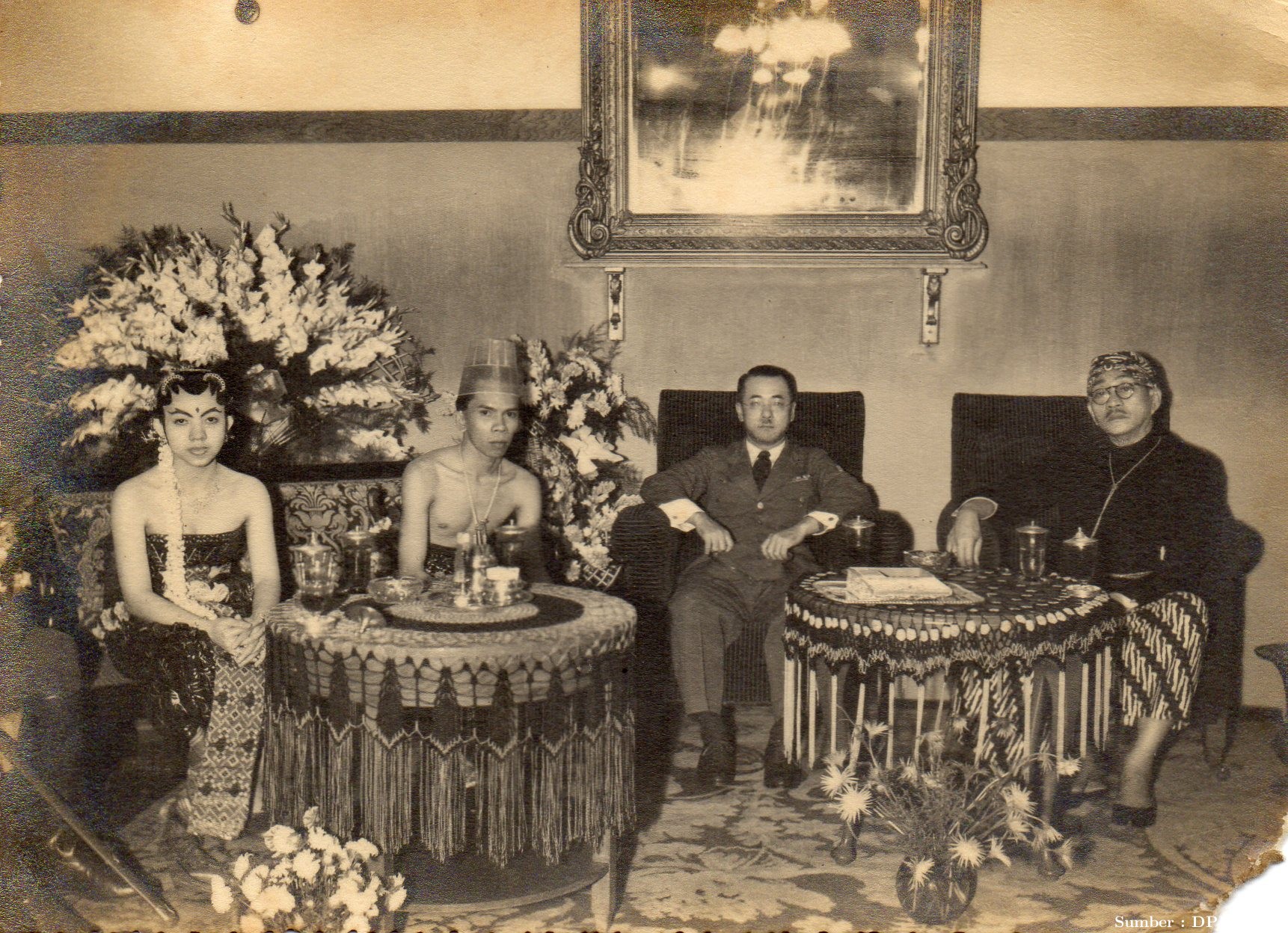 Pernikahan Sultan XIV dan Permaisuri, didampingi oleh Pejabat Jepang di Solo, tahun 1942.