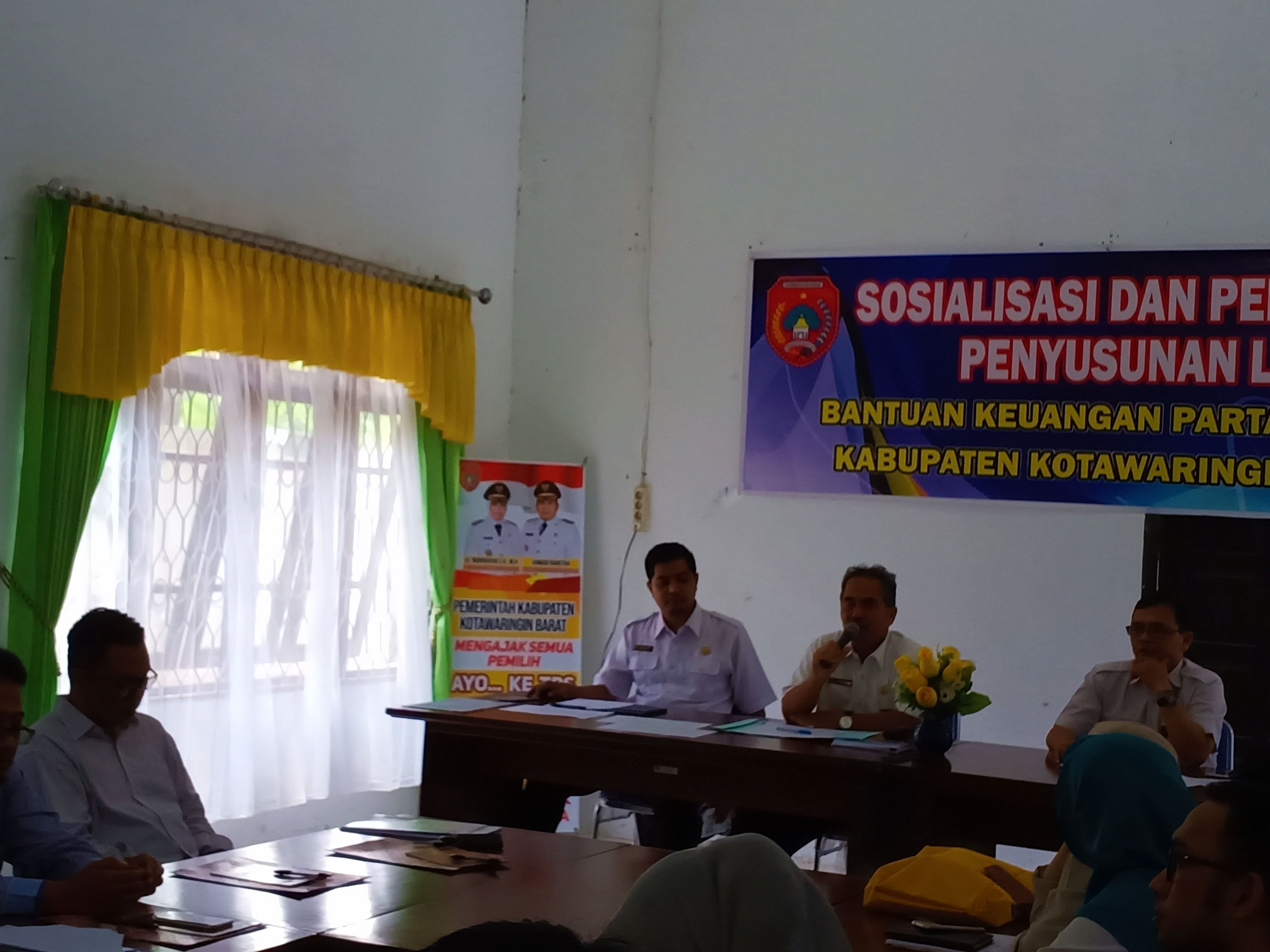 Nara Sumber Sosialisasi dan Pelatihan Penyusunan LPJ Bantuan Keuangan Parpol di Kobar di Aula Badan Kesbangpol Kobar, Jl. Jend. Sudirman No. 18 Pangkalan Bun, Rabu (22/5/2019). 