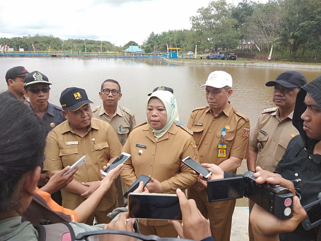 Bupati Kobar didampingi Kepala Dinas PUPR dan Kepala Dinas TPHP memberikan keterangan pers sesaat setelah peresmian bendungan Berambai