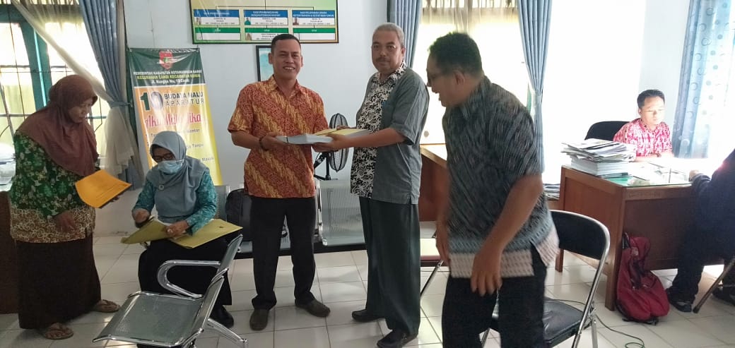 Penyerahan SPPT di Kelurahan Candi, Kecamatan Kumai