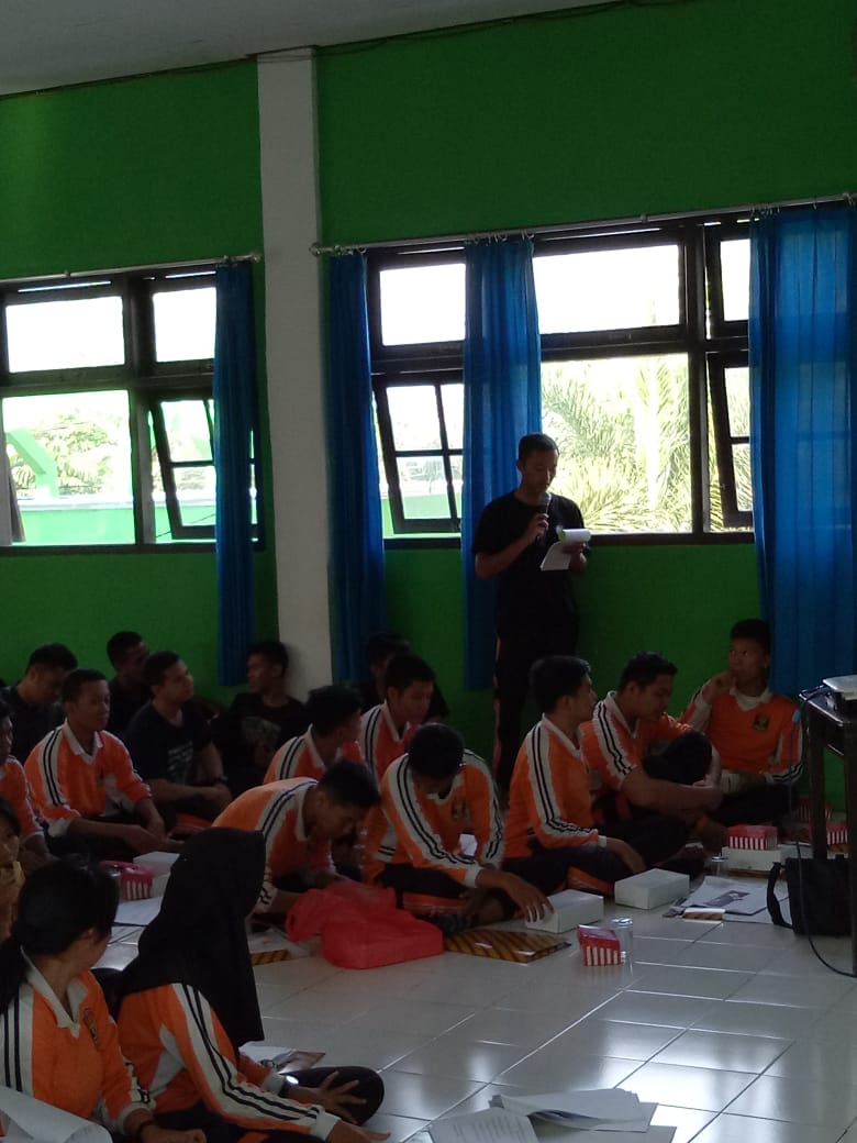 Salah satu pelajar SMA Negeri 1 Pangkalan Bun memberikan pertanyaan kepada narasumber.