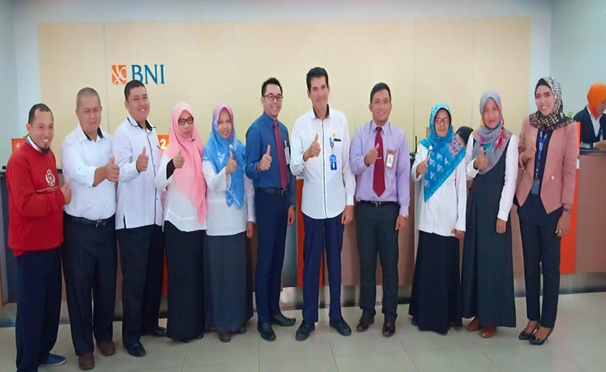 Sebagai wujud upaya mempermudah pembayaran PBB-P2 bagi wajib pajak, Badan Pendapatan Daerah Kabupaten Kotawaringin Barat, bekerja sama dengan Bank persepsi melakukan pembayaran perdana PBB-P2 dengan System Host to Host E-PBB-P2, Rabu (19/9). BNI sebagai Bank persepsi pertama yang menindaklanjuti PKS penggunaan aplikasi host to host, selanjutnya dengan berhasilnya pembayaran perdana E-PBB, maka masyarakat luas bisa melakukan pembayaran PBB-P2 melalui teller BNI, ATM BNI, SMS Banking dan internet mobile yang dilakukan bersama antara Kepala Badan Pendapatan Daerah Kabupaten Kotawaringin Barat dengan Pimpinan Cabang PT Bank BNI 46 cabang Pangkalan Bun. (Bapenda)