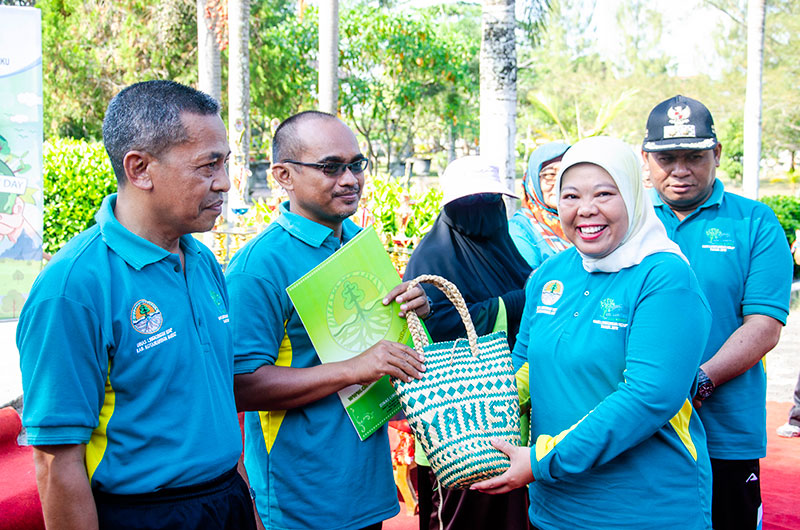  Bupati Kobar didampingi Wabup menyerahkan Tas Ramah Lingkungan dan Tumbler kepada Sekolah Adiwiyata di Kobar
