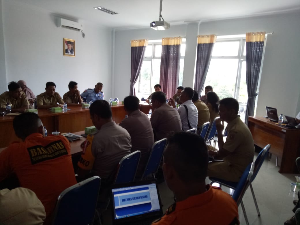 Rapat dihadiri keseluruhan stakeholder terkait, Kepolisian, TNI, SAR, BMKG, Pemerintahan Kecamatan/Desa, Tagana, Dinas Kesehatan, Dinas Sosial dan BPBD.