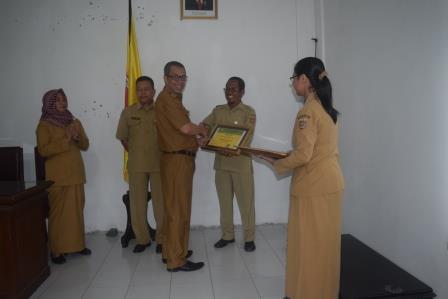 PPL Pangkalan Satu Kumai Jumarno mewakili Gapoktan Sumber Makmur menerima penghargaan sebagai Gapoktan berprestasi se-Kalteng.