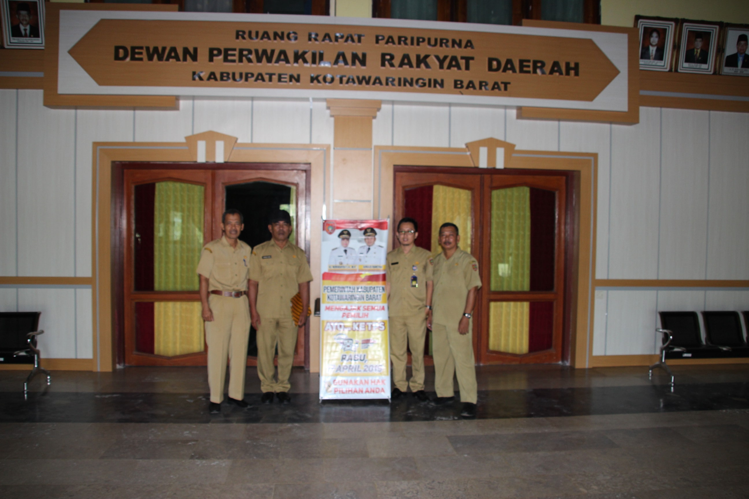 Pemasangan Banner Ajakan Pencoblosan Pemilu Serentak Tahun 2019 di DPRD Kabupaten Kotawaringin Barat