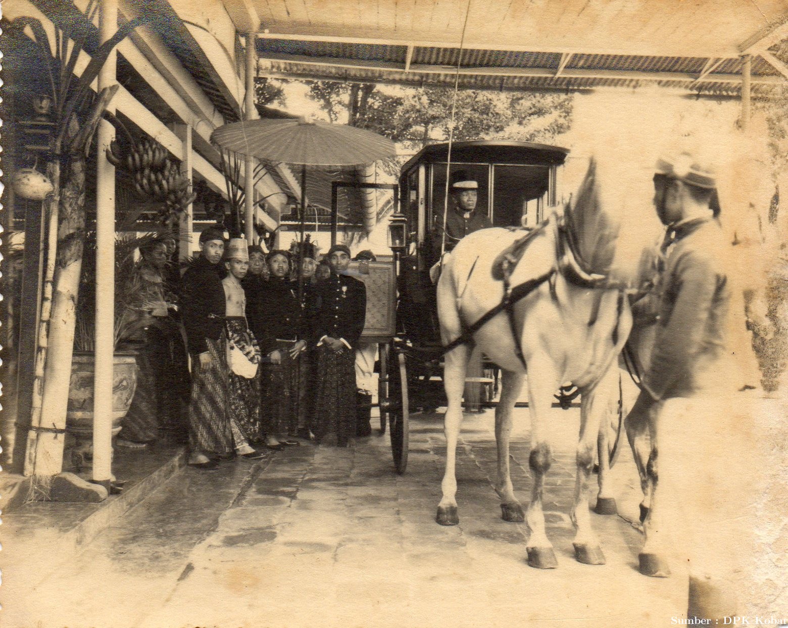 Pernikahan Sultan XIV di Solo, Menaiki kereta kencana, tahun 1942.