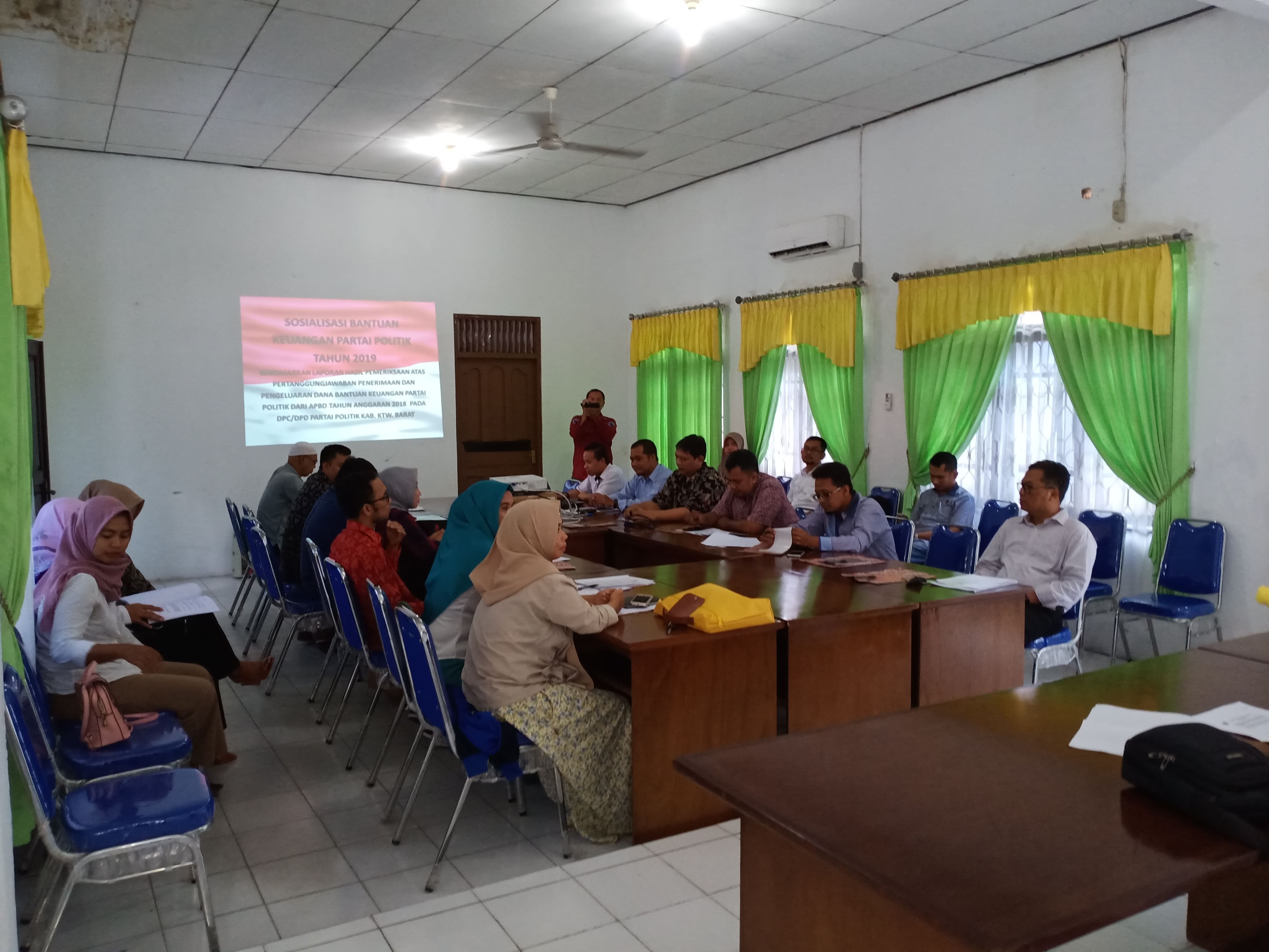 Peserta (Utusan Partai Politik) Sosialisasi dan Pelatihan Penyusunan LPJ Bantuan Keuangan Parpol di Kobar di Aula Badan Kesbangpol Kobar, Jl. Jend. Sudirman No. 18 Pangkalan Bun, Rabu (22/5/2019). 