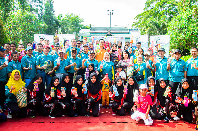 Bupati Kotawaringin Barat Berfoto Bersama dengan Para Undangan dan Pemenang Lomba Kebersihan dengan mengacungkan botol tumbler sebagai simbol 
