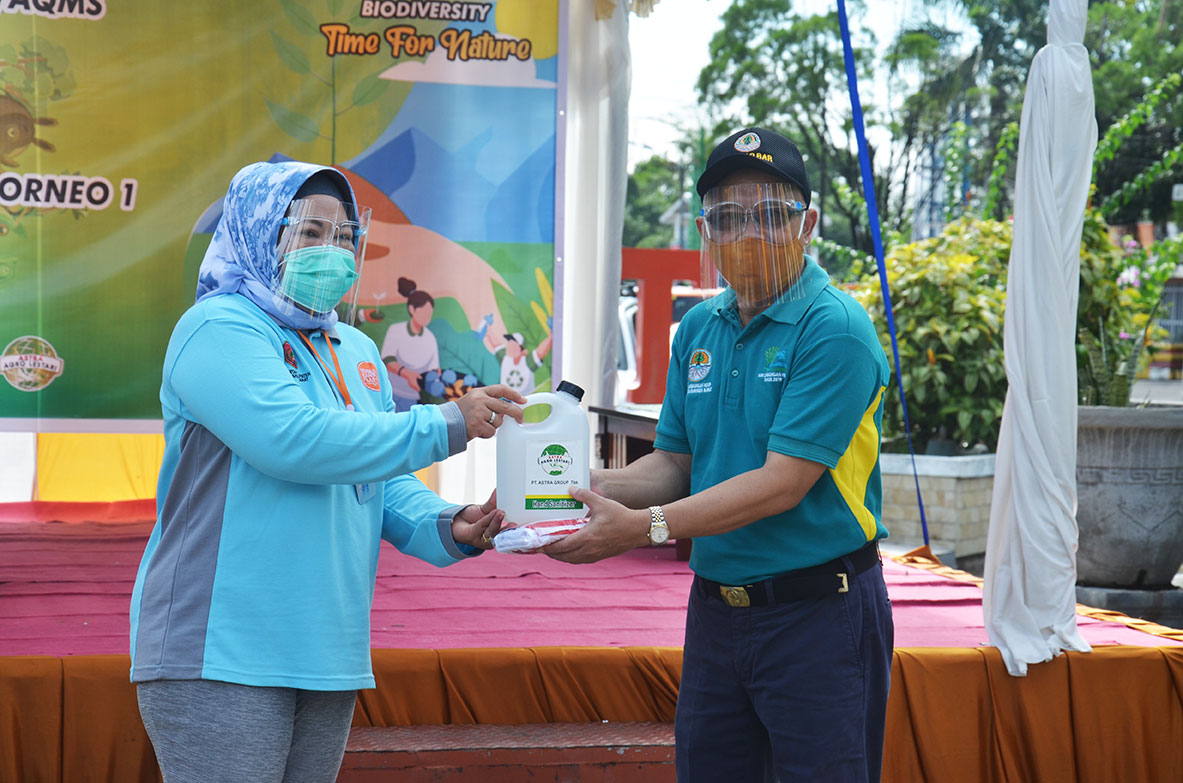 Penyerahan Bantuan Alat Kesehatan dan Suplemen Kesehatan Serta Tong Sampah dari BUMD dan Pihak Swasta kepada Bupat dan Diserahterimakan kepada Kepala DLH Kobar untuk diserahkan kepada Petugas Kebersihan dan Petugas RTH