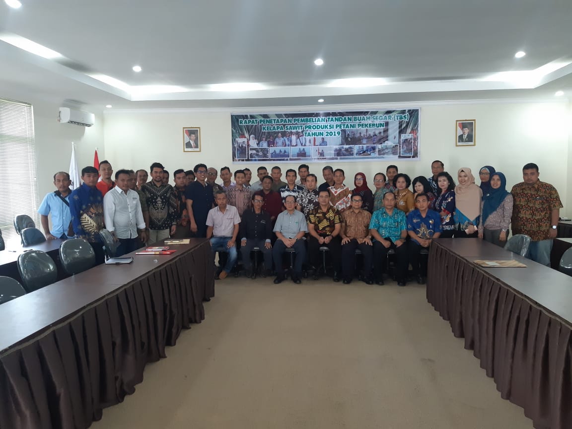 Peserta rapat TBS, terdiri dari perwakilan dinas yang membidangi perkebunan se-Kalteng, perwakilan petani/kelompok tani, dan perwakilan perusahaan kelapa sawit.