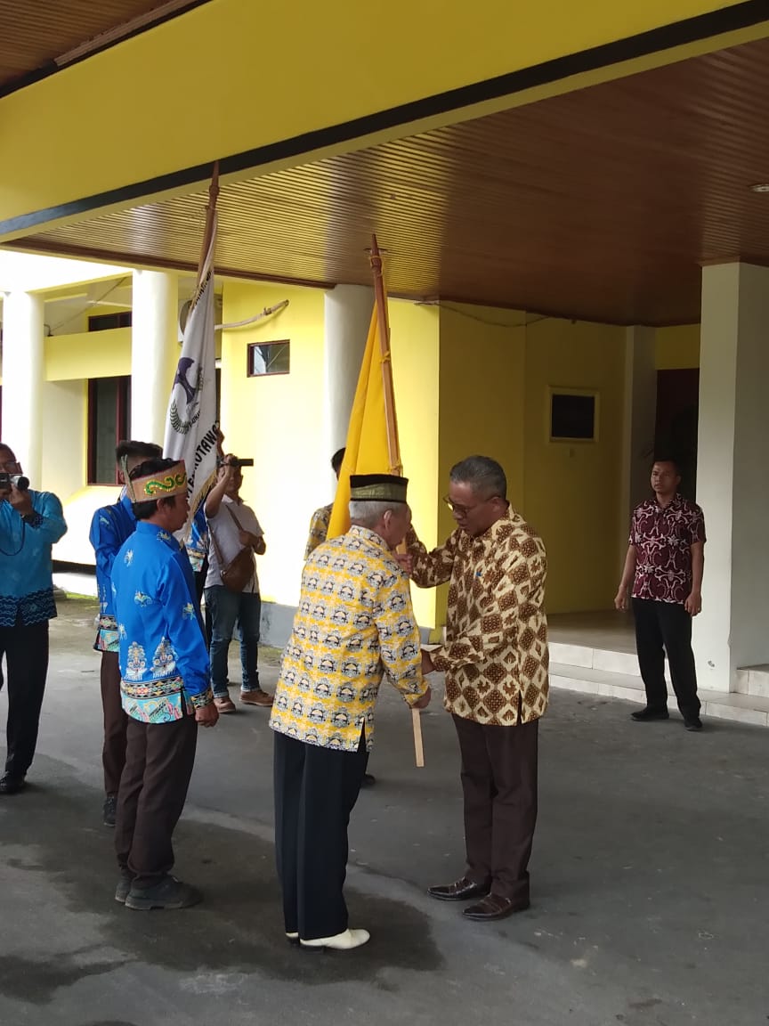 Pelepasan kontingen Festival Keraton Nusantara (FKN) dan Festival Tandak Kaharingan oleh PJ Sekda Kobar Suyanto.
