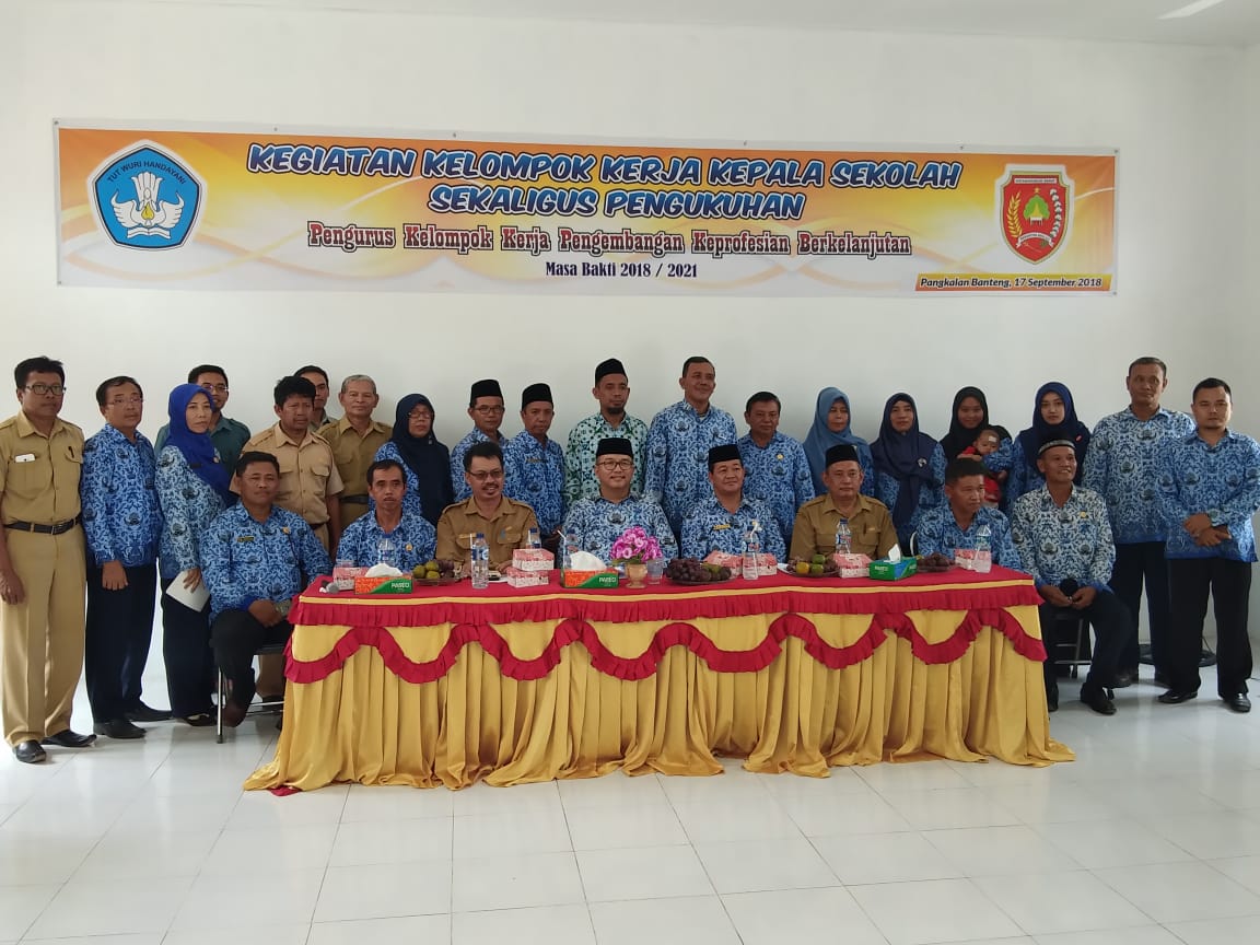 Kepala Dinas Dikbud Kobar Rosihan Pribadi bersama Pengurus K3S dan K2PKB.