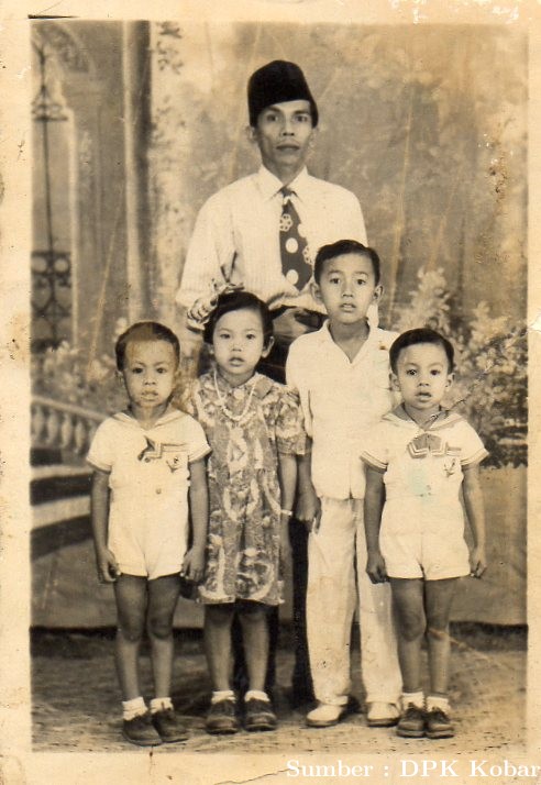 Sultan XIV, P.R. Alamsyah tampil dengan keluarga, tahun 1956.