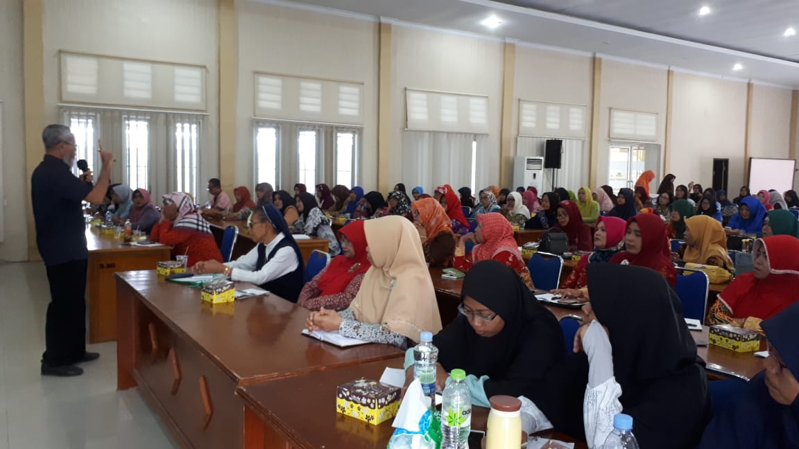 Peserta kegiatan sosialisasi implementasi program pendidikan keluarga anak usia dini.