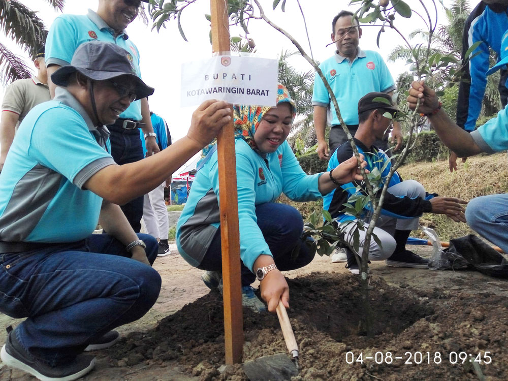 Penanaman pohon oleh Bupati Kotawaringin Barat (Ibu Hj. Nurhidayah, S.H., M.H.)