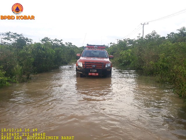 Jalan antar desa di Kecamatan Kotawaringin Lama masih menggenang dengan kedalaman 40 cm di beberapa ruas jalan.