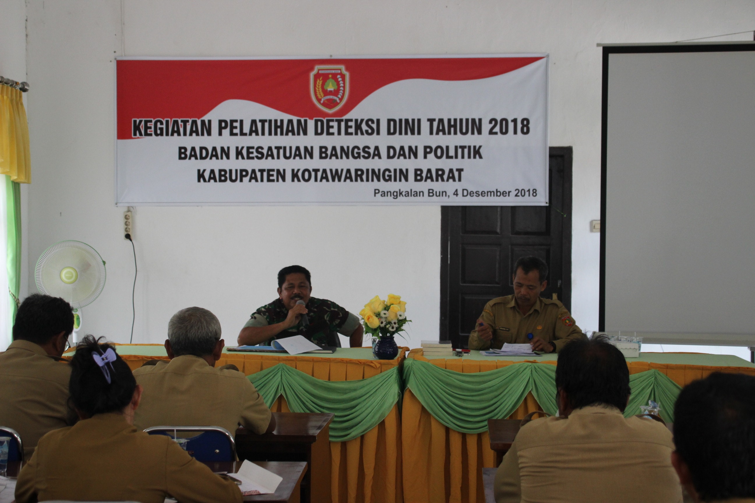 Pasi Intel Kodim 1014/Pbn Kapt. Inf. H. Jufri  (pegang mic) saat memberikan materi pada kegiatan pelatihan deteksi dini.