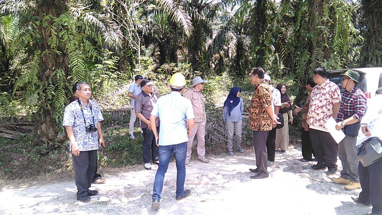 Koordinator Tim PSR Provinsi Kalteng, Suharyoso (membawa kamera) sedang melakukan konsolidasi dengan Tim Kemenko Perekonomian.